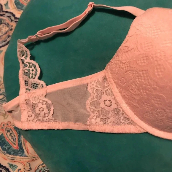 Pink bra with lace - Picture 2 of 3